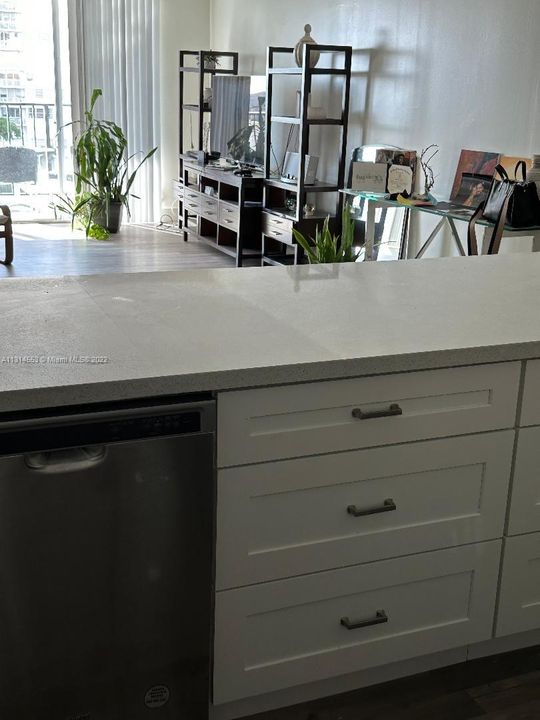 Recently Sold: $259,000 (1 beds, 1 baths, 887 Square Feet)