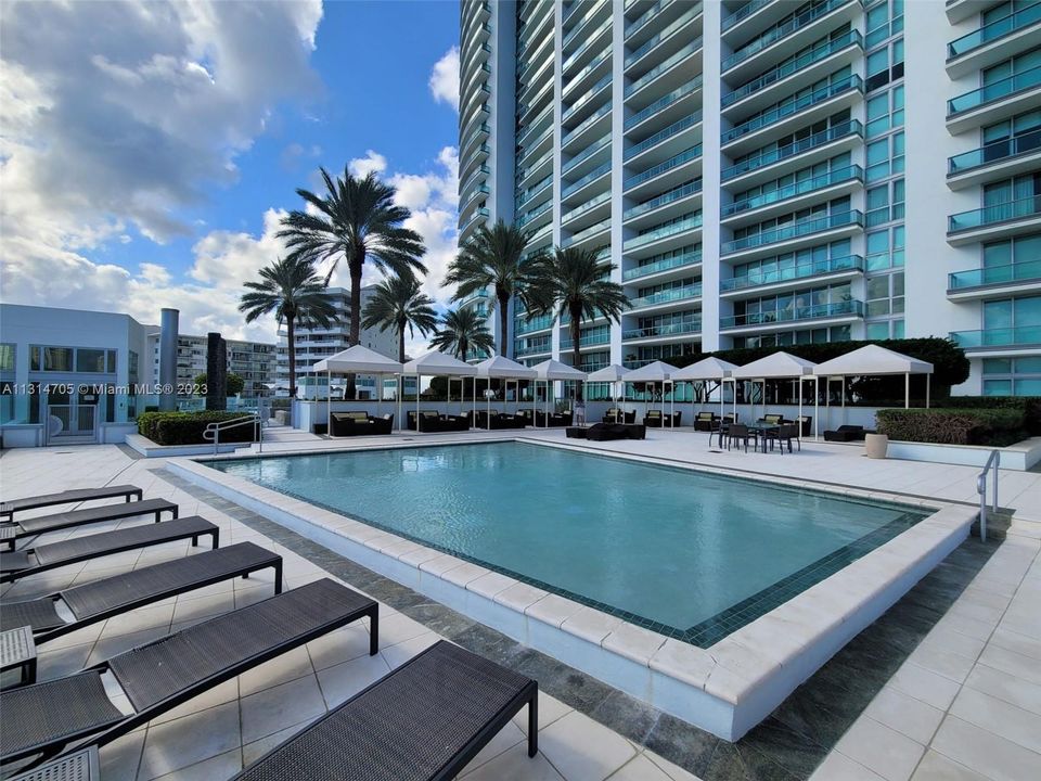 Recently Sold: $1,095,000 (2 beds, 2 baths, 1529 Square Feet)