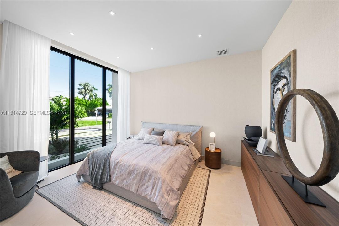 Active With Contract: $7,450,000 (5 beds, 5 baths, 5796 Square Feet)