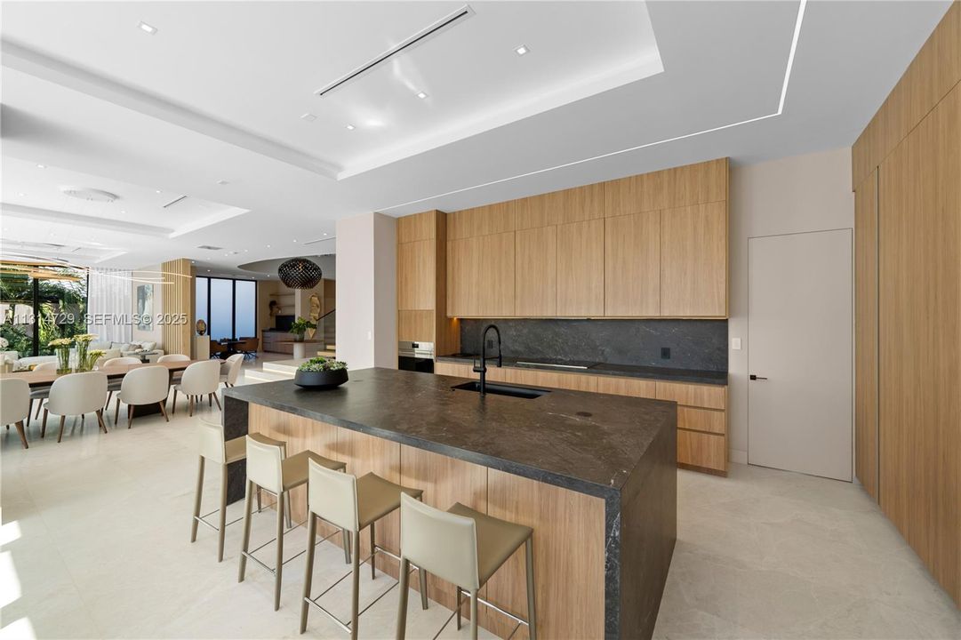 Active With Contract: $7,450,000 (5 beds, 5 baths, 5796 Square Feet)