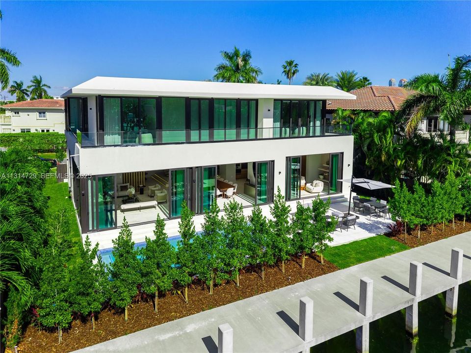 Active With Contract: $7,450,000 (5 beds, 5 baths, 5796 Square Feet)
