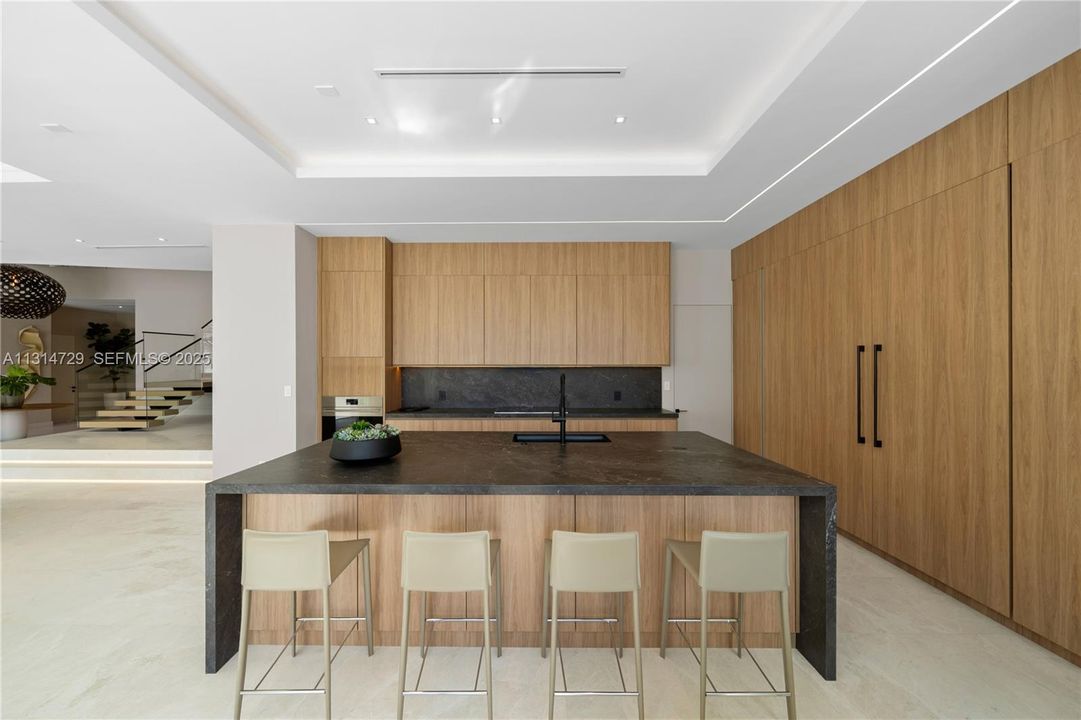 Active With Contract: $7,450,000 (5 beds, 5 baths, 5796 Square Feet)