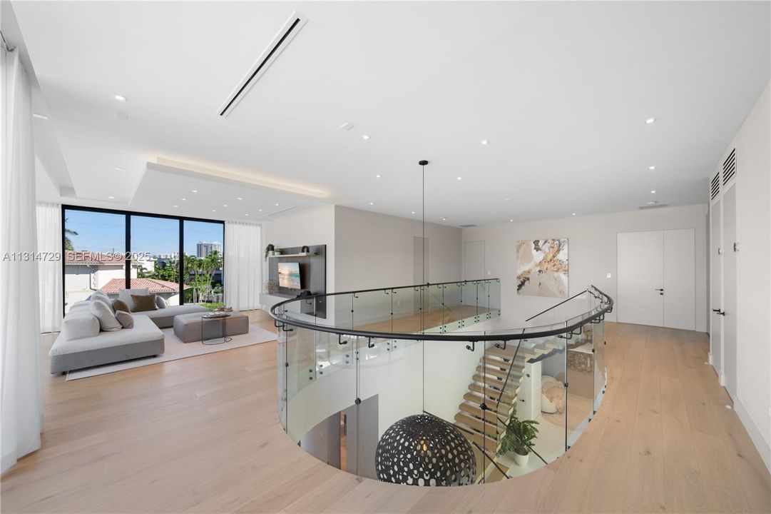 Active With Contract: $7,450,000 (5 beds, 5 baths, 5796 Square Feet)
