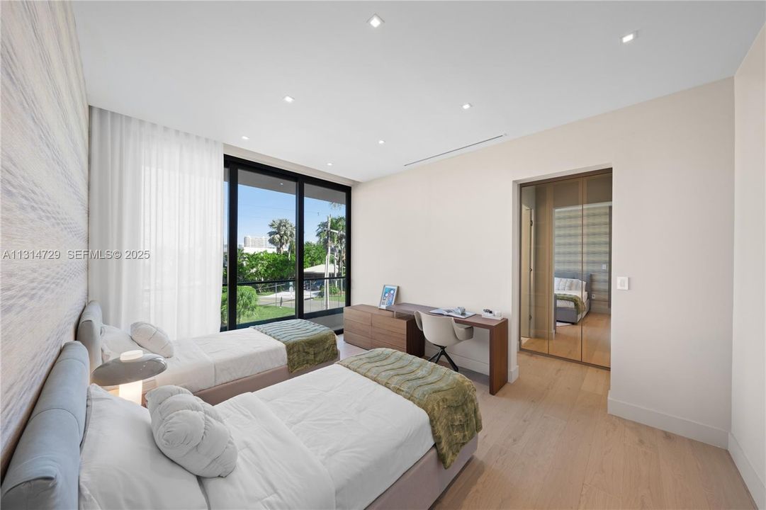 Active With Contract: $7,450,000 (5 beds, 5 baths, 5796 Square Feet)