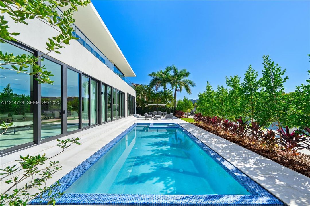 Active With Contract: $7,450,000 (5 beds, 5 baths, 5796 Square Feet)