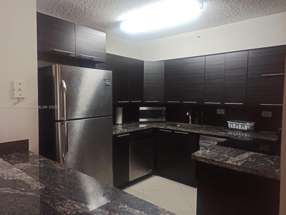 For Sale: $599,900 (2 beds, 2 baths, 1069 Square Feet)
