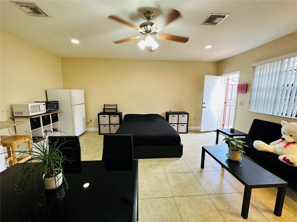 Recently Rented: $1,375 (0 beds, 1 baths, 400 Square Feet)