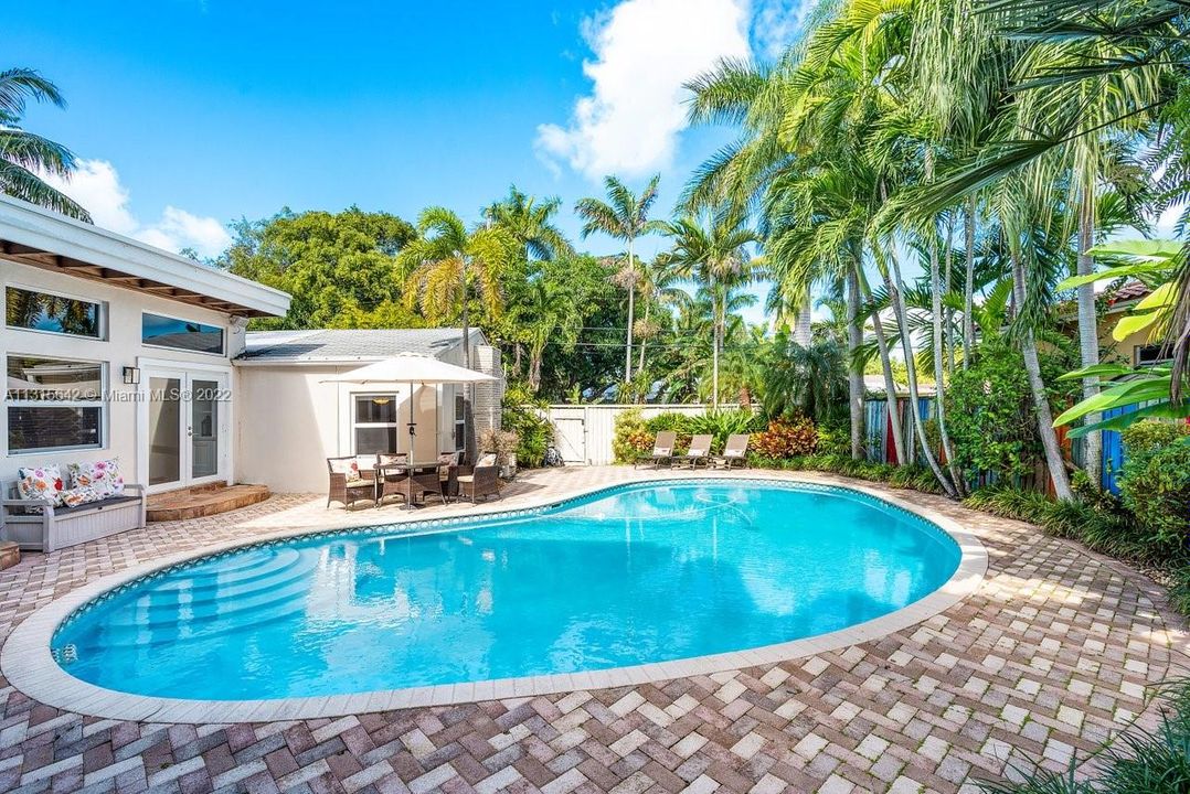 Recently Sold: $1,399,000 (5 beds, 3 baths, 3339 Square Feet)