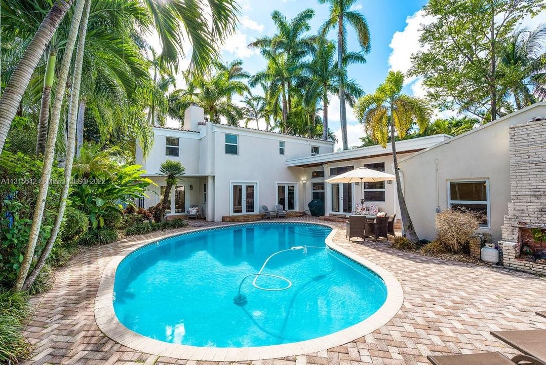 Recently Sold: $1,399,000 (5 beds, 3 baths, 3339 Square Feet)