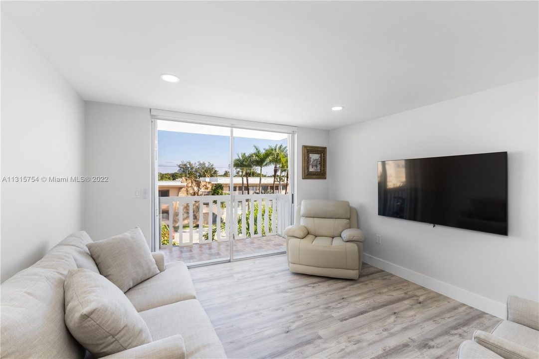 Recently Sold: $415,000 (2 beds, 2 baths, 1104 Square Feet)