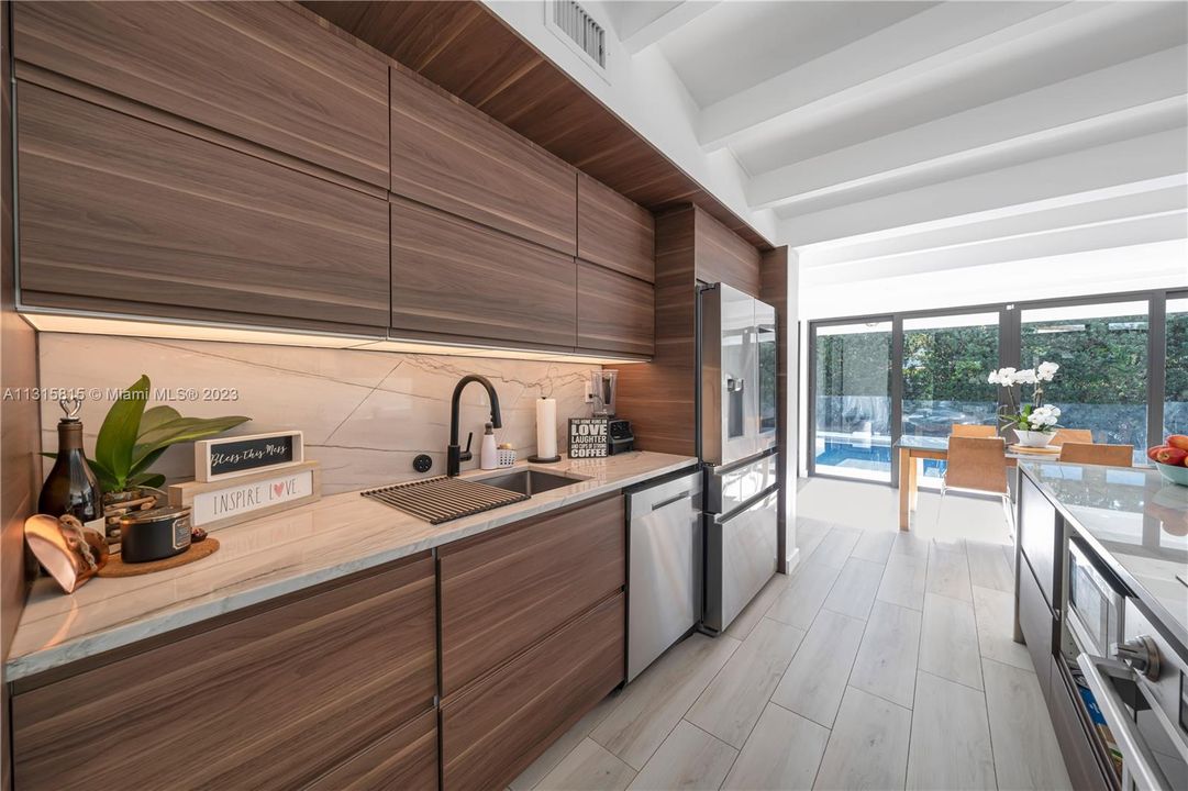 Recently Sold: $1,700,000 (3 beds, 2 baths, 2079 Square Feet)