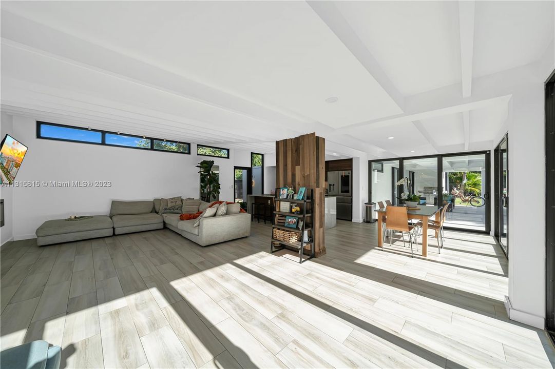 Recently Sold: $1,700,000 (3 beds, 2 baths, 2079 Square Feet)