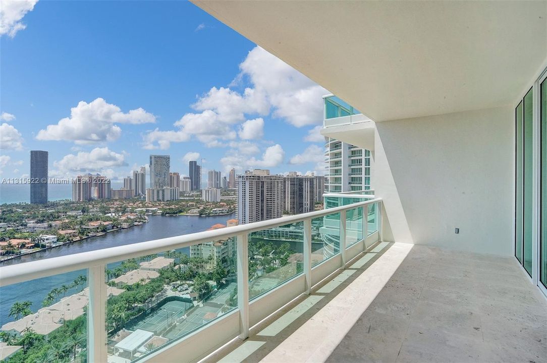 Recently Sold: $3,250,000 (3 beds, 5 baths, 3374 Square Feet)