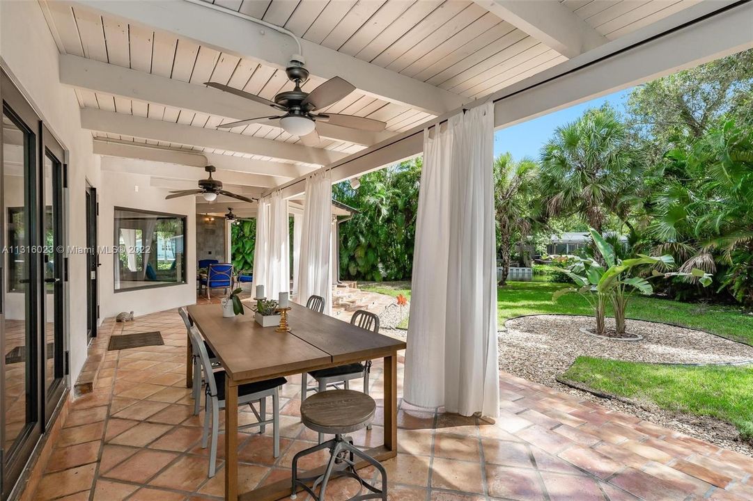 Recently Sold: $1,000,000 (3 beds, 3 baths, 2227 Square Feet)