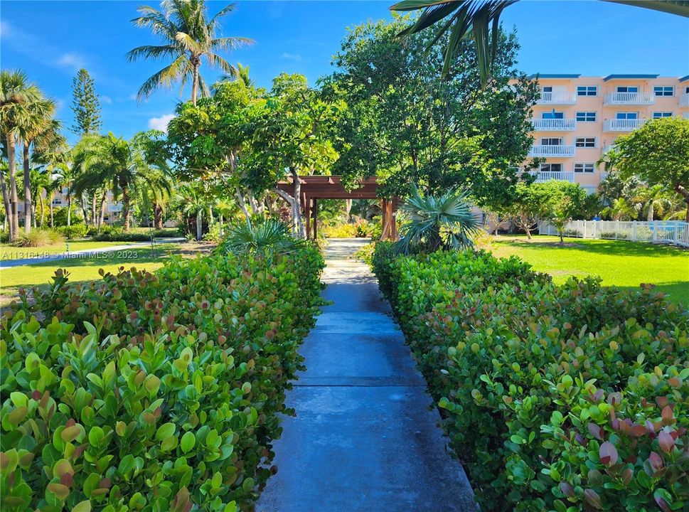 Recently Sold: $800,000 (2 beds, 1 baths, 980 Square Feet)