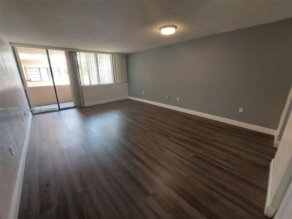 Recently Rented: $21,600 (1 beds, 1 baths, 725 Square Feet)