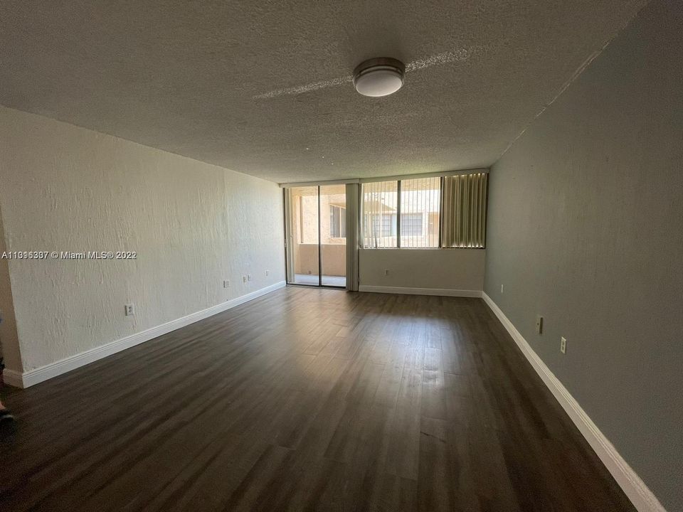 Recently Rented: $21,600 (1 beds, 1 baths, 725 Square Feet)