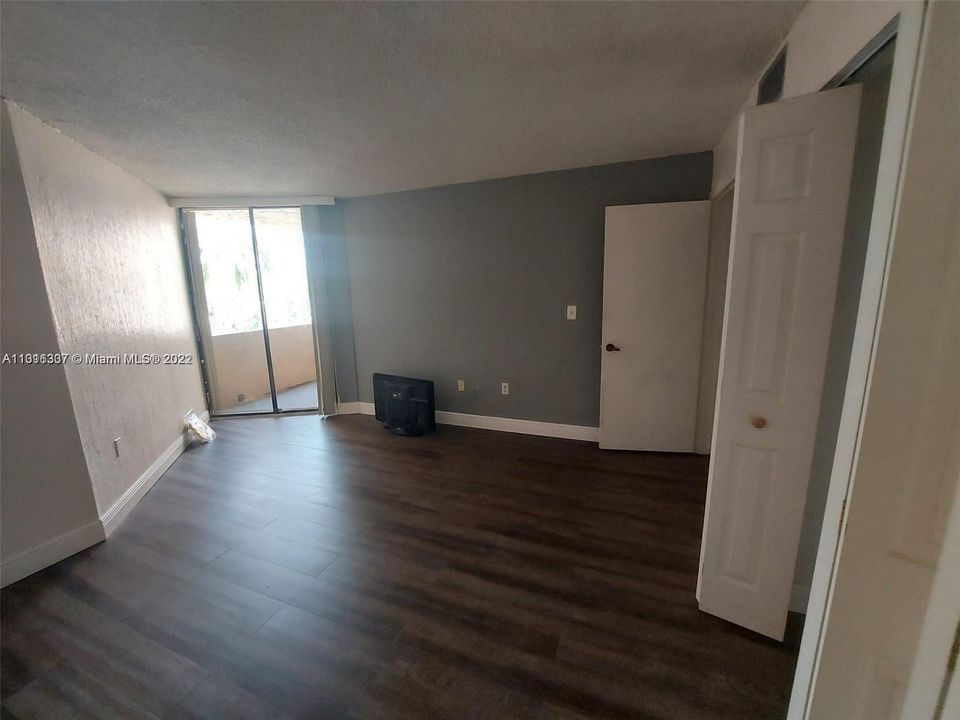 Recently Rented: $21,600 (1 beds, 1 baths, 725 Square Feet)