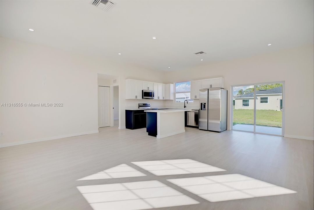 Recently Sold: $310,000 (3 beds, 2 baths, 1521 Square Feet)