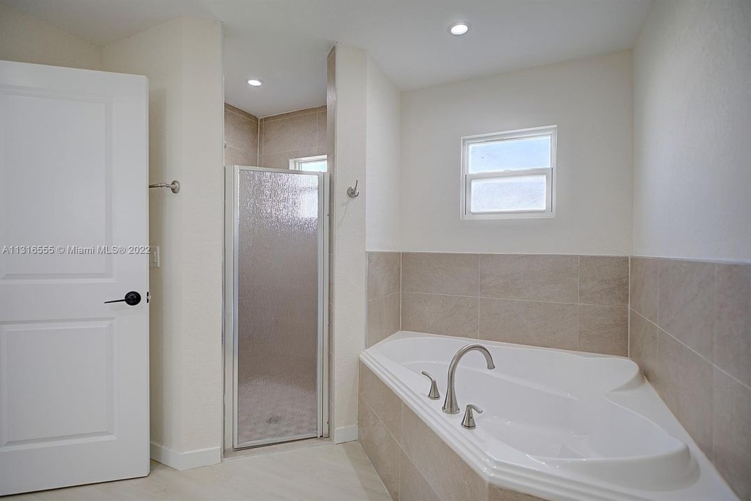 Recently Sold: $310,000 (3 beds, 2 baths, 1521 Square Feet)