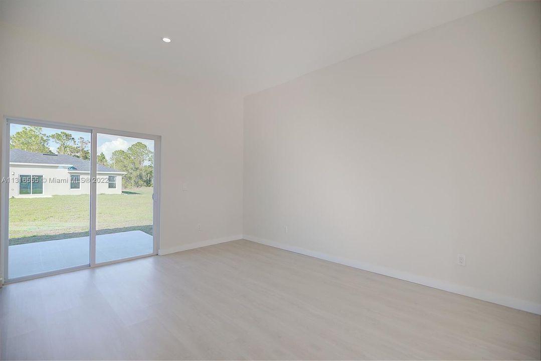 Recently Sold: $310,000 (3 beds, 2 baths, 1521 Square Feet)