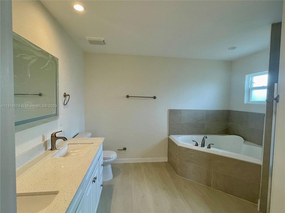 Recently Sold: $310,000 (3 beds, 2 baths, 1521 Square Feet)