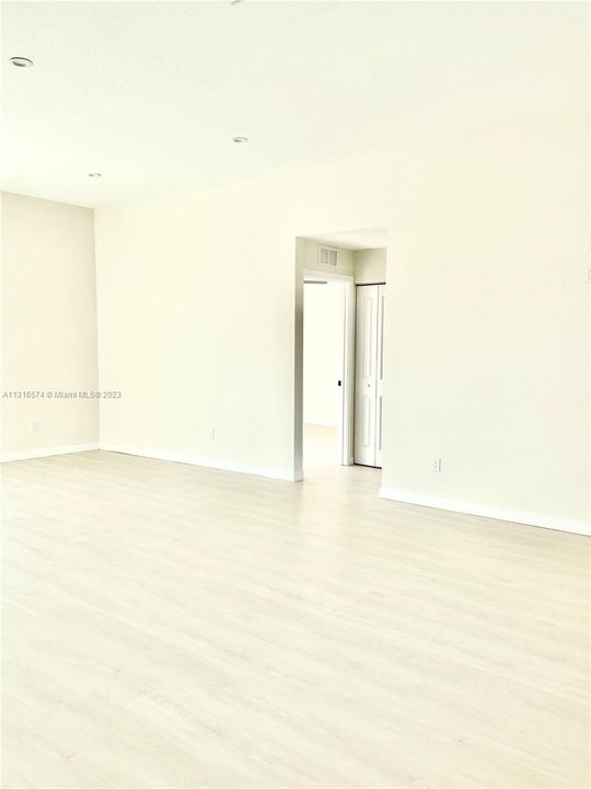 Recently Sold: $310,000 (3 beds, 2 baths, 1521 Square Feet)