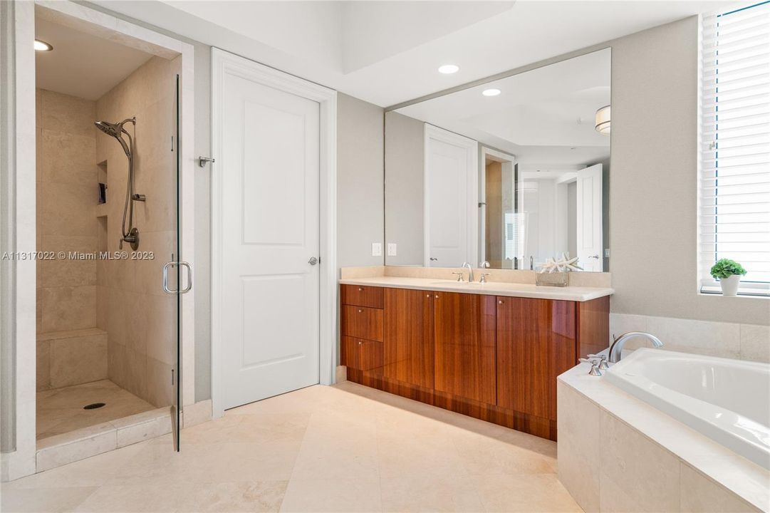 Recently Sold: $3,975,000 (3 beds, 3 baths, 3605 Square Feet)