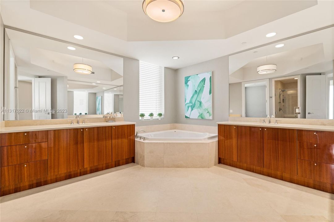 Recently Sold: $3,975,000 (3 beds, 3 baths, 3605 Square Feet)