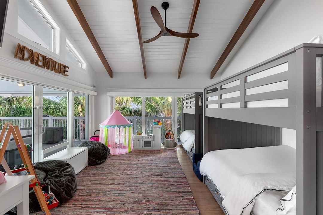 Vendido Recientemente: $6,499,000 (5 camas, 4 baños, 3353 Pies cuadrados)