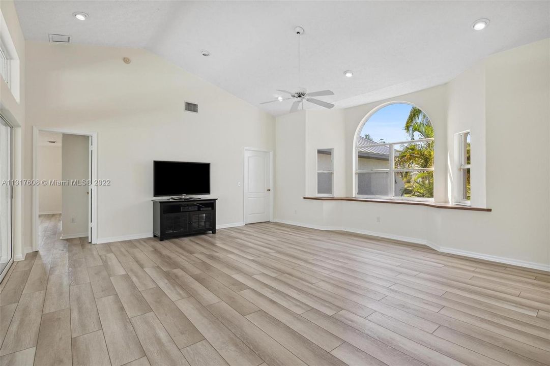 Recently Sold: $777,000 (3 beds, 2 baths, 2475 Square Feet)