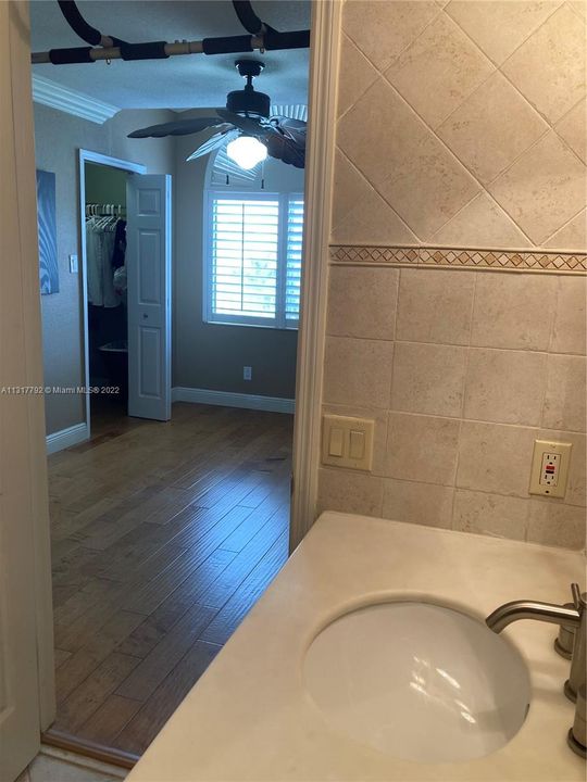 Recently Rented: $1,200 (1 beds, 1 baths, 1075 Square Feet)