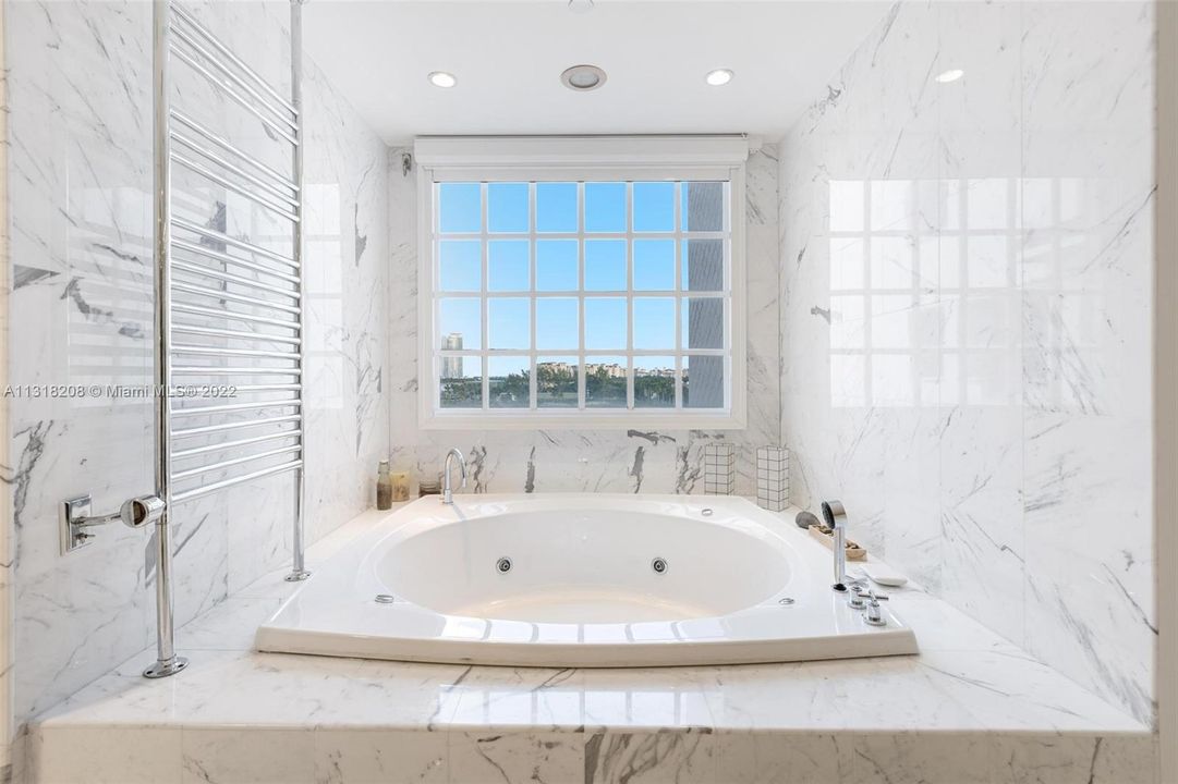 Recently Sold: $8,990,000 (3 beds, 3 baths, 4880 Square Feet)