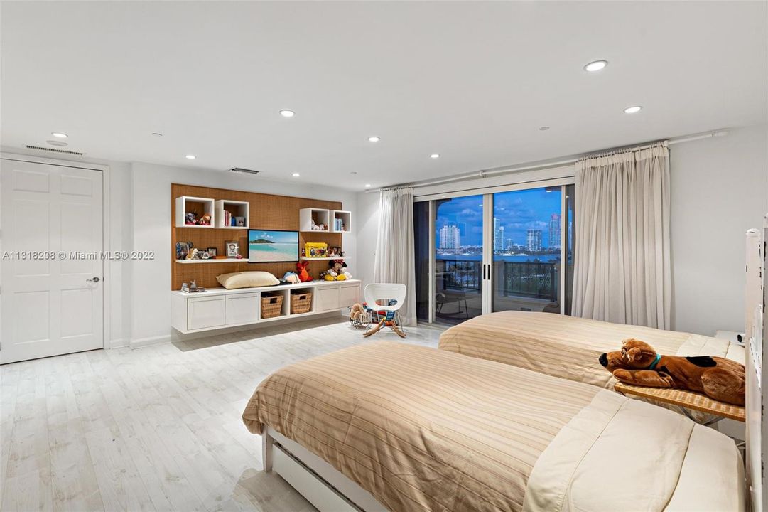 Recently Sold: $8,990,000 (3 beds, 3 baths, 4880 Square Feet)