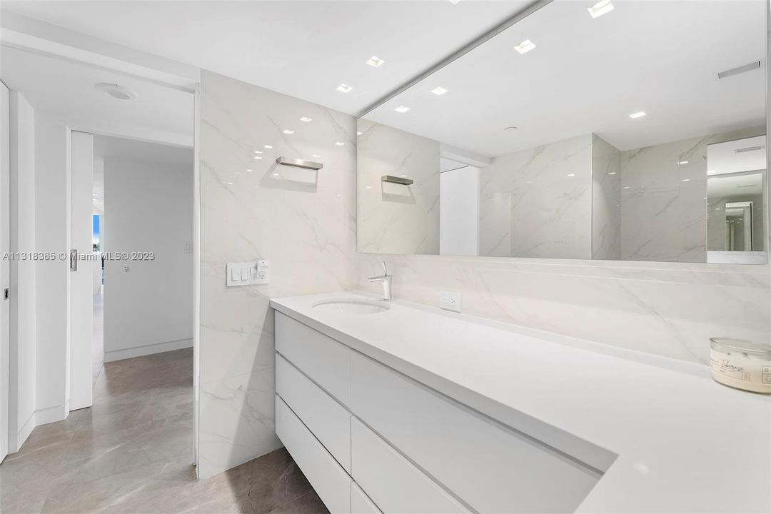 Recently Sold: $2,350,000 (3 beds, 2 baths, 1559 Square Feet)