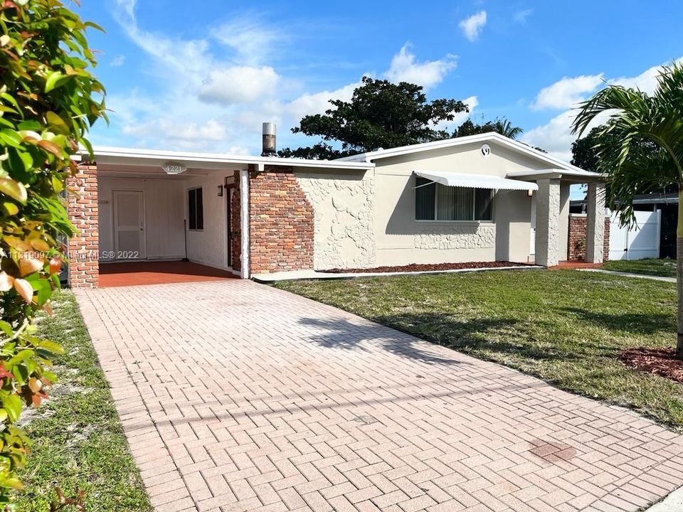 Recently Rented: $2,900 (3 beds, 1 baths, 1294 Square Feet)