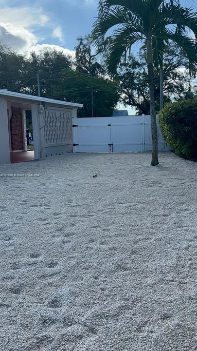 Recently Rented: $2,900 (3 beds, 1 baths, 1294 Square Feet)