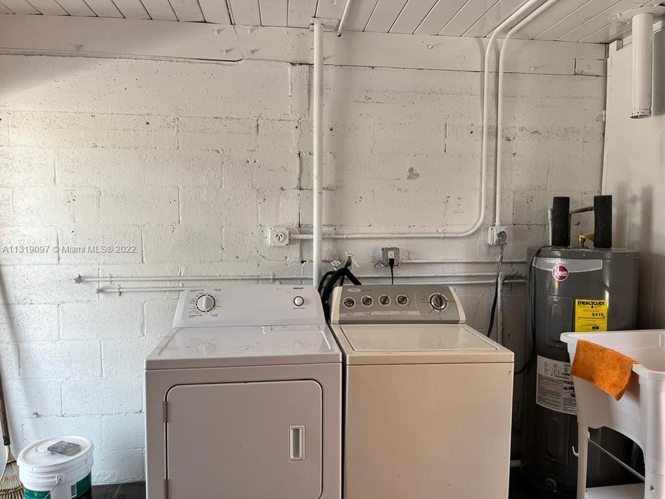 Recently Rented: $2,900 (3 beds, 1 baths, 1294 Square Feet)