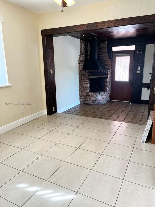 Recently Rented: $2,900 (3 beds, 1 baths, 1294 Square Feet)