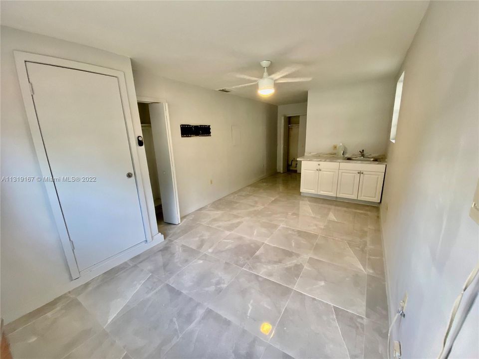 Recently Rented: $1,300 (1 beds, 1 baths, 400 Square Feet)