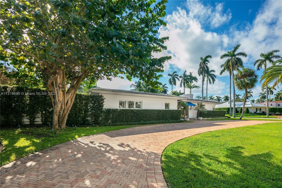 最近售出: $5,400,000 (4 贝兹, 4 浴室, 2421 平方英尺)