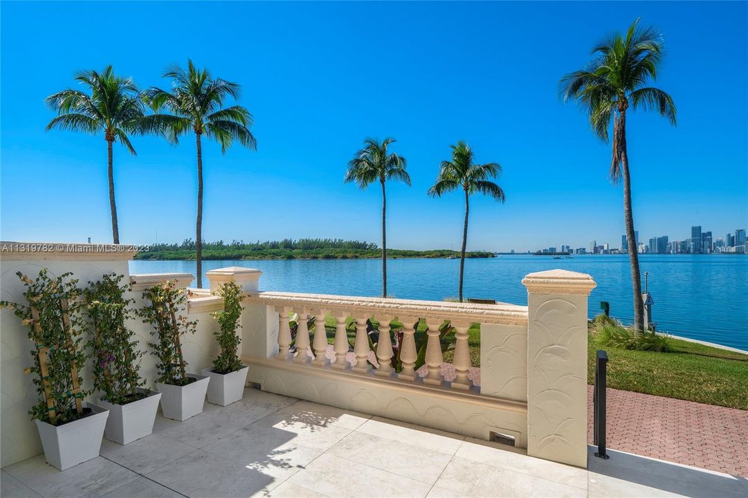 Recently Sold: $7,100,000 (3 beds, 3 baths, 3317 Square Feet)