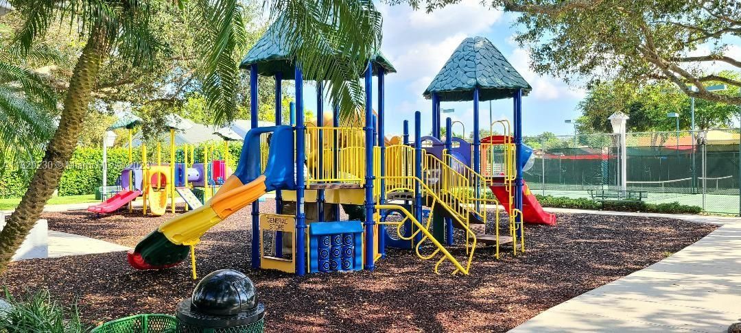 最近售出: $250,000 (2 贝兹, 1 浴室, 738 平方英尺)