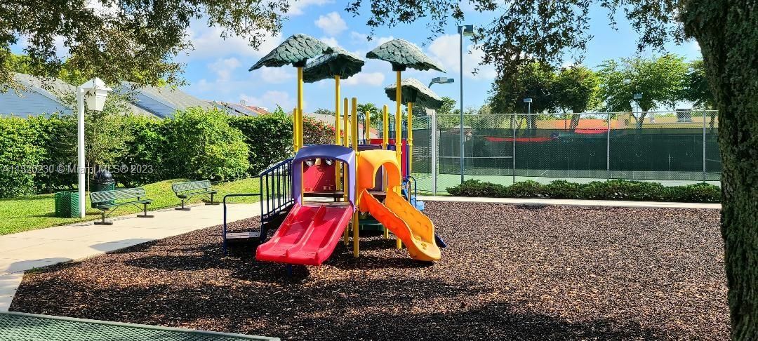 最近售出: $250,000 (2 贝兹, 1 浴室, 738 平方英尺)