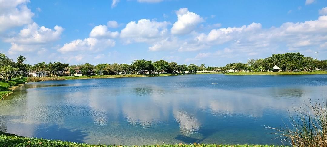 最近售出: $250,000 (2 贝兹, 1 浴室, 738 平方英尺)