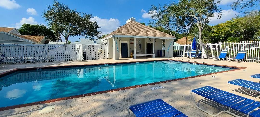 最近售出: $250,000 (2 贝兹, 1 浴室, 738 平方英尺)