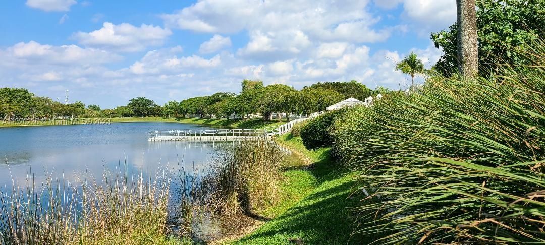 最近售出: $250,000 (2 贝兹, 1 浴室, 738 平方英尺)