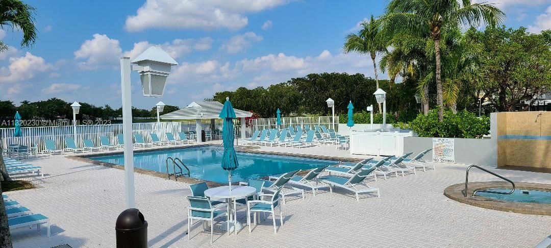 最近售出: $250,000 (2 贝兹, 1 浴室, 738 平方英尺)