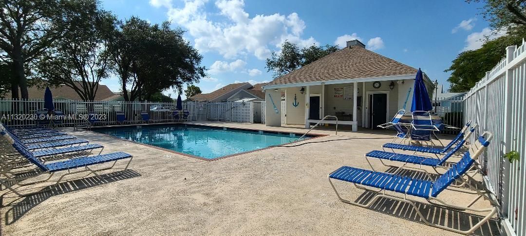 最近售出: $250,000 (2 贝兹, 1 浴室, 738 平方英尺)