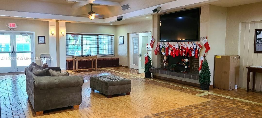 最近售出: $250,000 (2 贝兹, 1 浴室, 738 平方英尺)